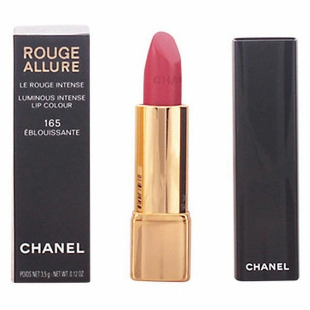  En elegant tub med Chanel Rouge Allure läppstift, med Chanel-logotypen