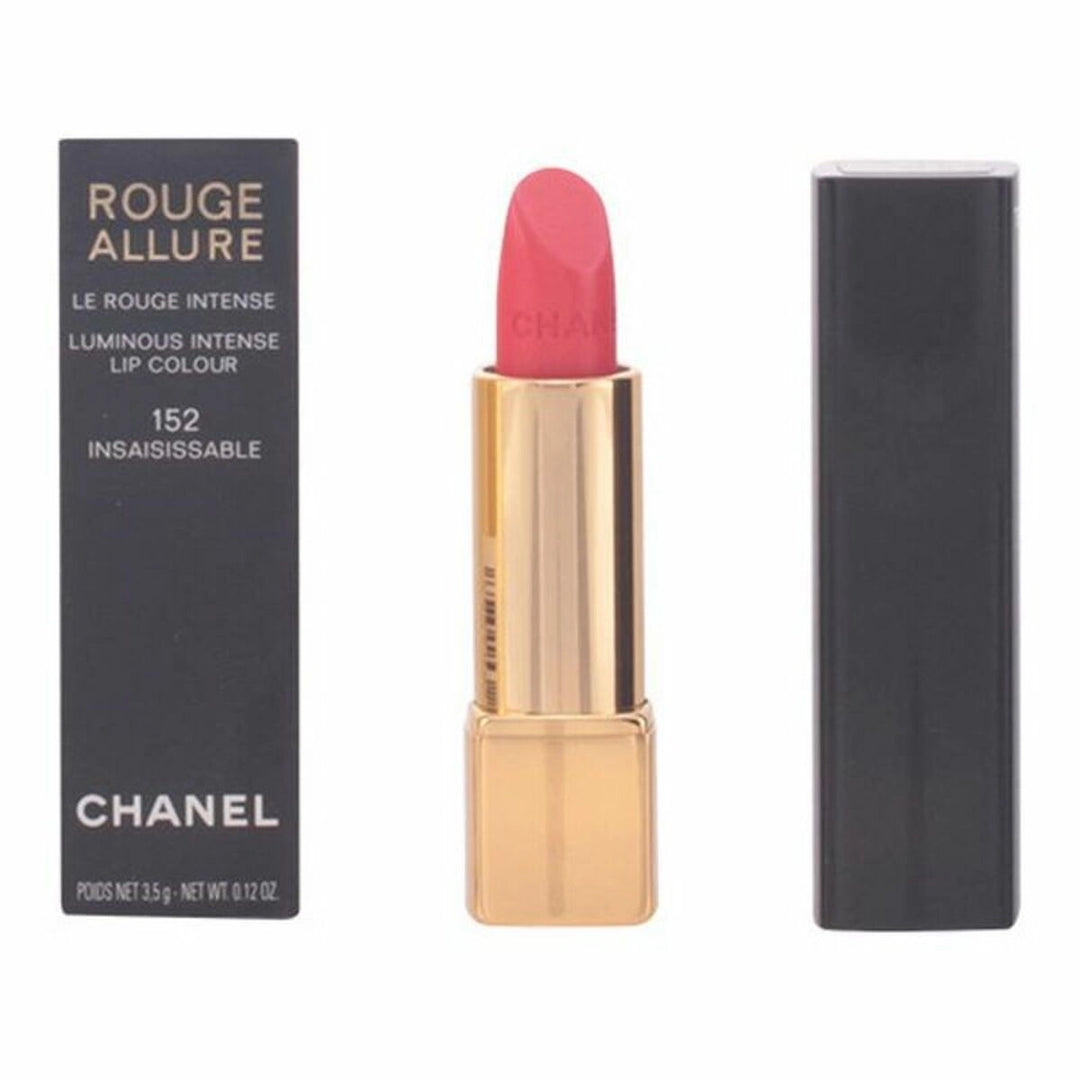  En elegant tub med Chanel Rouge Allure läppstift, med Chanel-logotypen