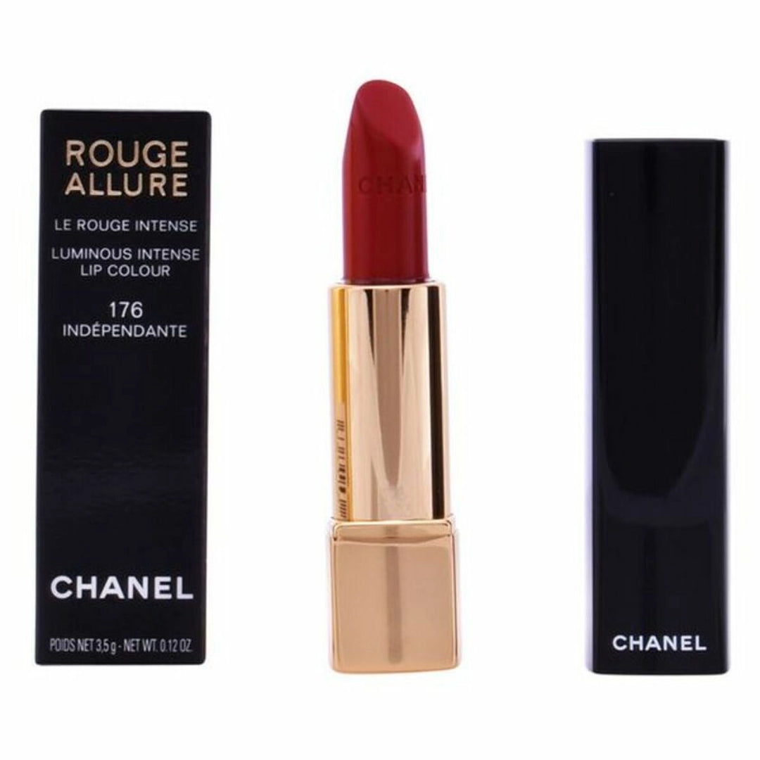  En elegant tub med Chanel Rouge Allure läppstift, med Chanel-logotypen