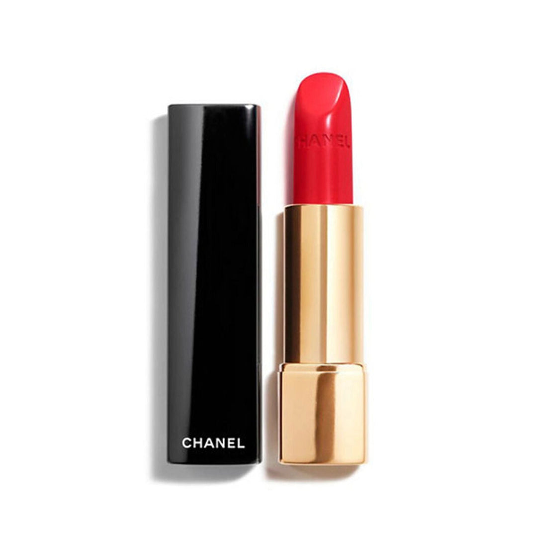  En elegant tub med Chanel Rouge Allure läppstift, med Chanel-logotypen