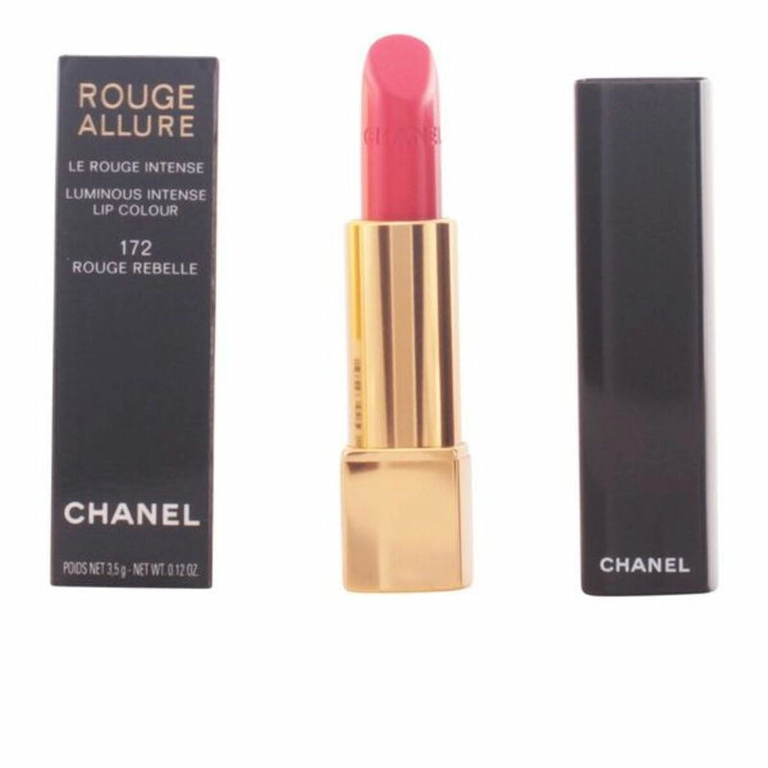  En elegant tub med Chanel Rouge Allure läppstift, med Chanel-logotypen