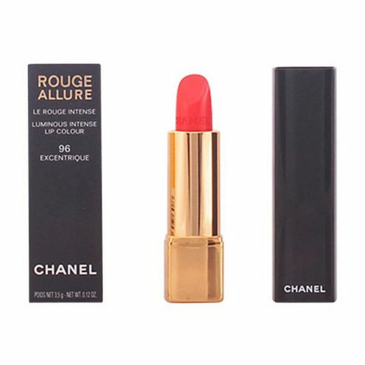  En elegant tub med Chanel Rouge Allure läppstift, med Chanel-logotypen