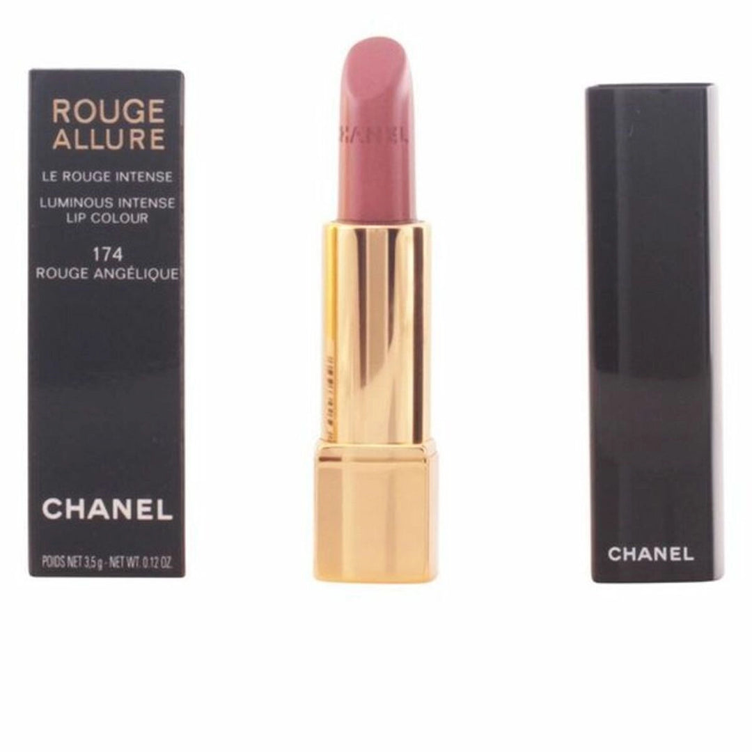  En elegant tub med Chanel Rouge Allure läppstift, med Chanel-logotypen