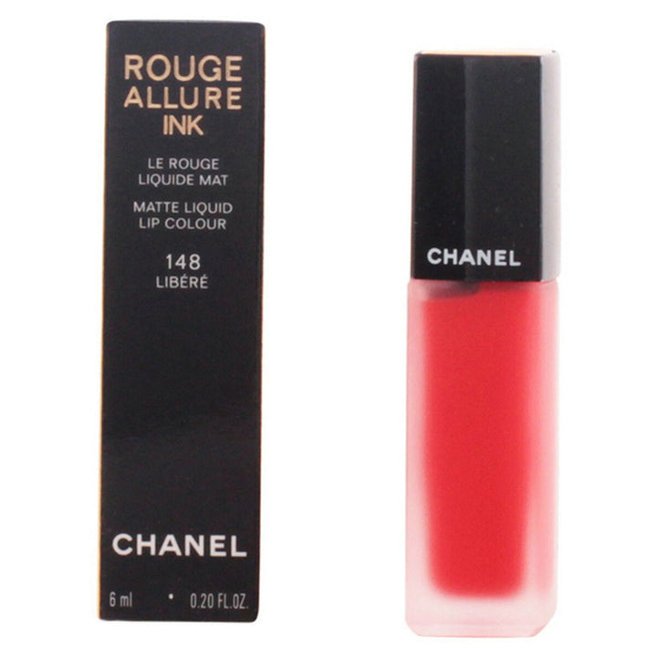 En elegant tub med Chanel Rouge Allure Ink läppstift, med Chanel-logotypen.