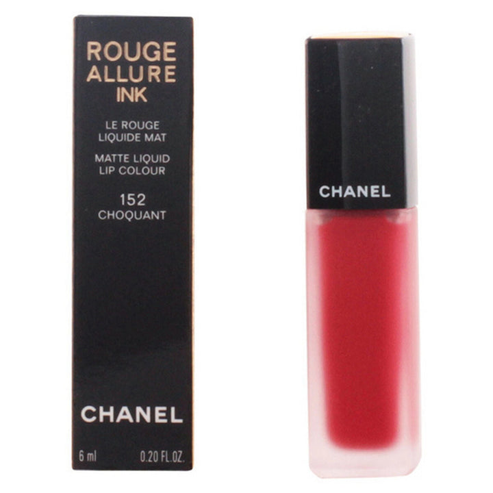 En elegant tub med Chanel Rouge Allure Ink läppstift, med Chanel-logotypen.