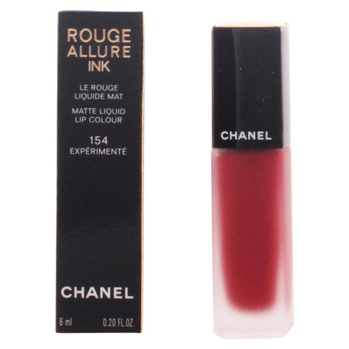 En elegant tub med Chanel Rouge Allure Ink läppstift, med Chanel-logotypen.