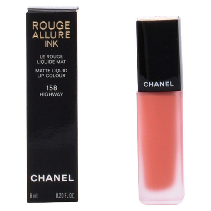 En elegant tub med Chanel Rouge Allure Ink läppstift, med Chanel-logotypen.