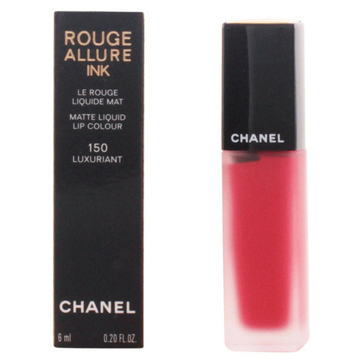 En elegant tub med Chanel Rouge Allure Ink läppstift, med Chanel-logotypen.