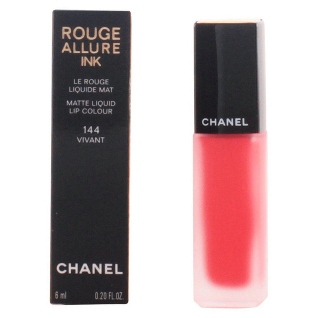 En elegant tub med Chanel Rouge Allure Ink läppstift, med Chanel-logotypen.