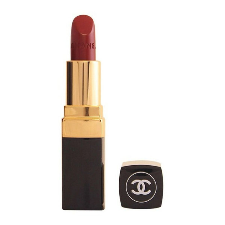 En elegant tub med Chanel Rouge Coco läppstift, med Chanel-logotypen.